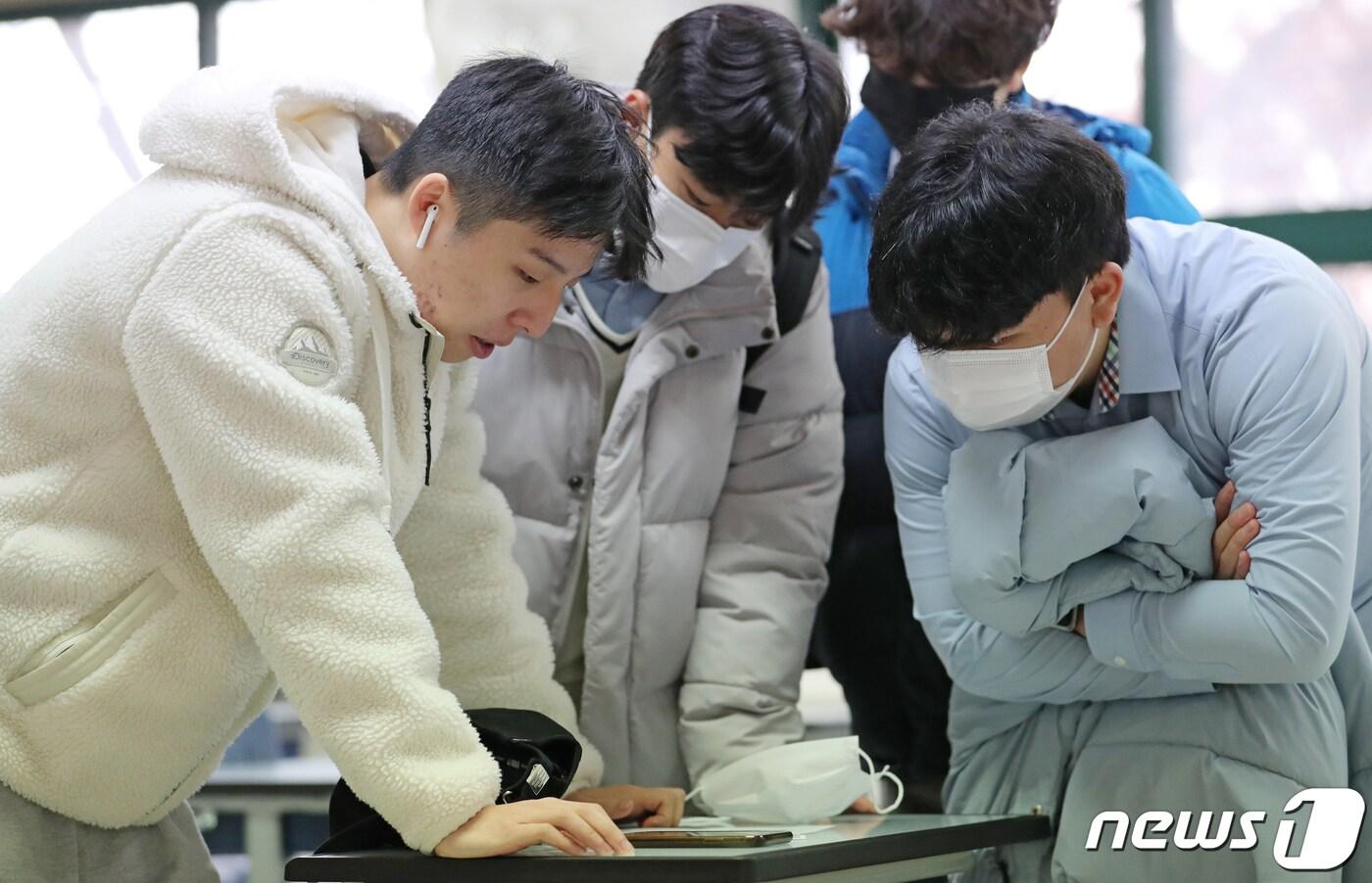 본문 이미지 - 2023학년도 대학수학능력시험 성적표 배부일인 9일 오전 서울 종로구 경복고등학교에서 한 학생이 친구들과 배부받은 성적표를 확인하고 있다. (공동취재) 2022.12.9/뉴스1 ⓒ News1 박지혜 기자