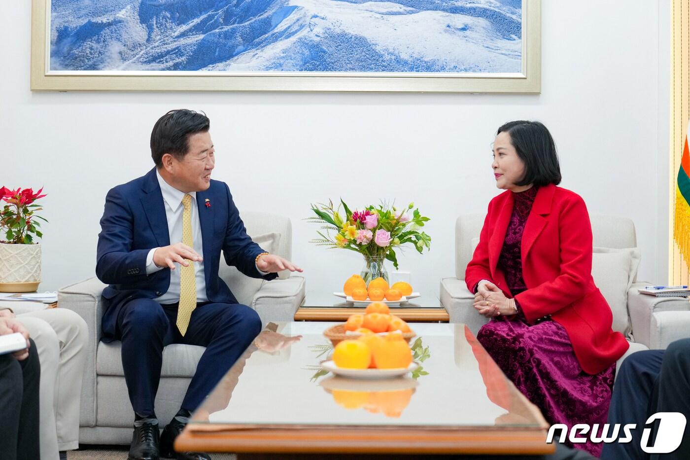 오영훈 제주특별자치도지사와 응우옌 티 탕(Nguyễn Thị Thanh) 베트남 국회 상임위원이 9일 오후 제주도청에서 환담을 나누고 있다.(제주특별자치도 제공)