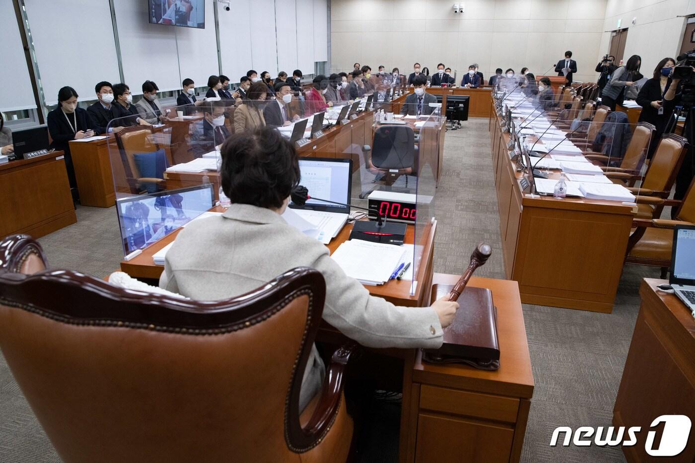 본문 이미지 - 정춘숙 국회 보건복지위원회 위원장이 9일 오전 서울 여의도 국회에서 열린 보건복지위원회 전체회의에서 의사봉을 두드리고 있다. 2022.12.9/뉴스1 ⓒ News1 이재명 기자