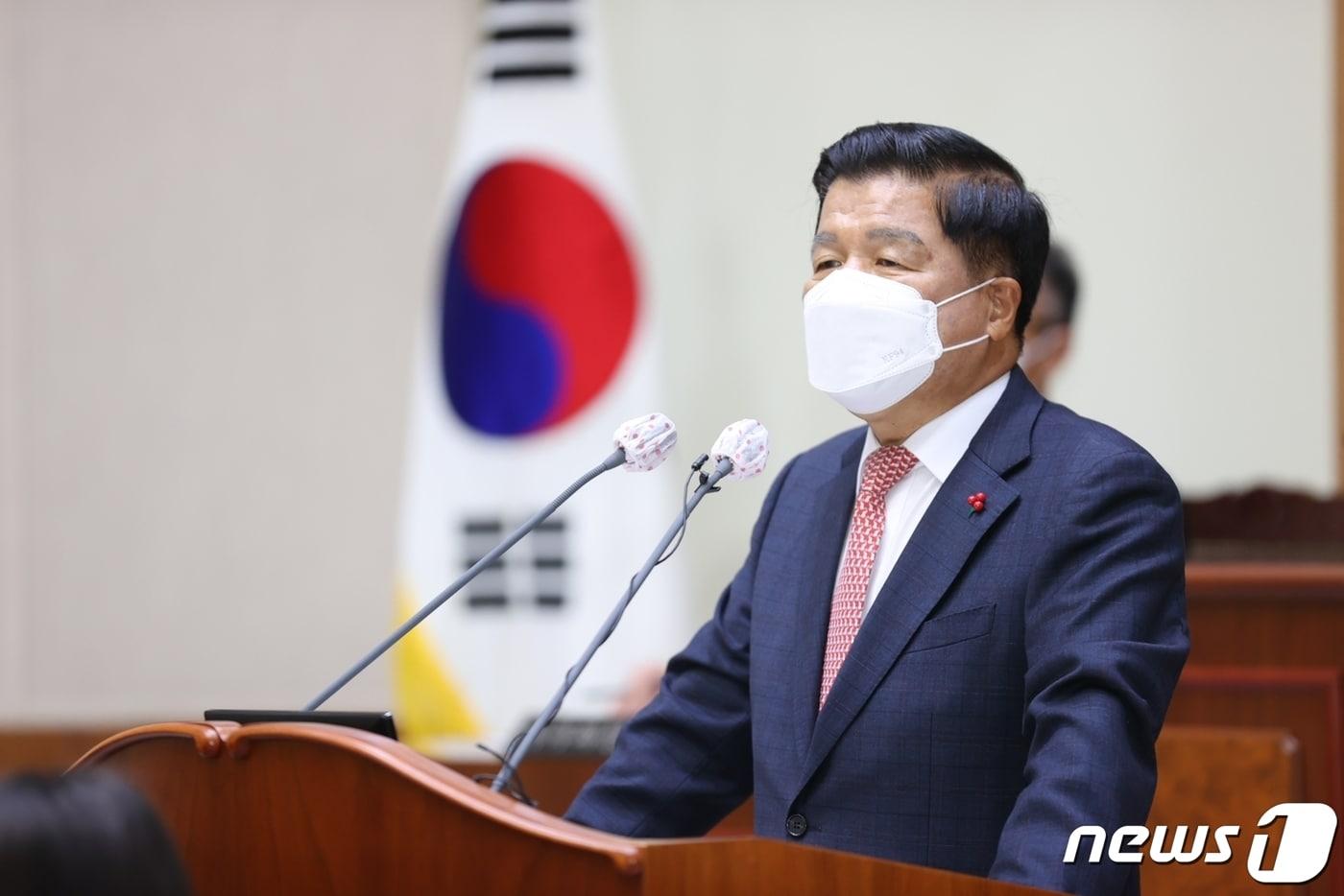 본문 이미지 - 이상근 경남고성군수가 9일 제279회 고성군의회 제2차 정례회에서 2023년 군정 운영 방향이 담긴 시정연설을 하고 있다.(고성군 제)