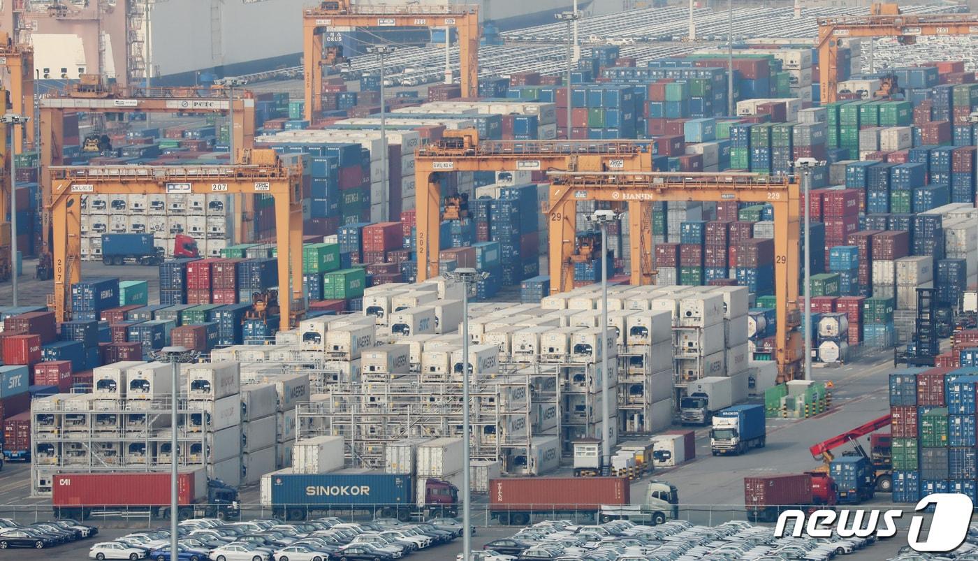 9일 오후 경기 평택시 포승읍 평택항 수출 야적장에서 화물차들이 컨테이너를 나르고 있다. 2022.12.9/뉴스1 ⓒ News1 김영운 기자