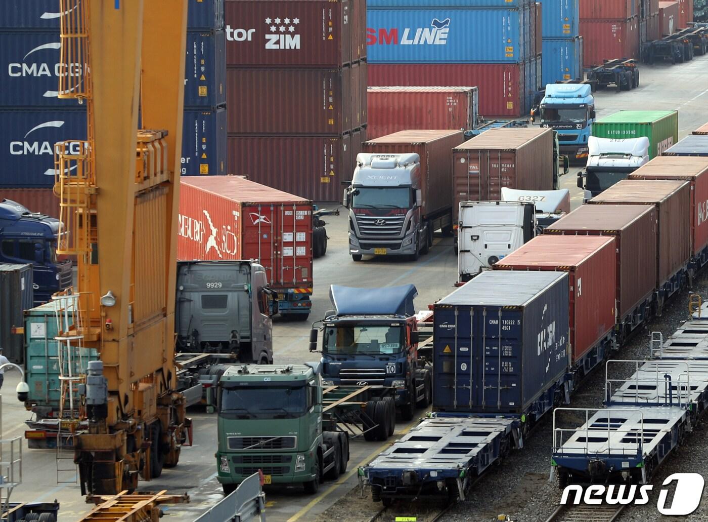 본문 이미지 - 민주노총 공공운수노조 화물연대가 파업 16일 만에 총파업을 철회하고 업무에 복귀하기로 했다. 파업에 대한 싸늘한 시선과 &#39;법과 원칙&#39;에 따른 대응을 고수한 정부 방침에 파업 명분을 찾기 어려웠기 때문이란 분석이다. 사진은 9일 오후 경기 의왕시 의왕ICD에서 화물차들이 업무에 복귀하는 모습. 2022.12.9./뉴스1 ⓒ News1 신웅수 기자