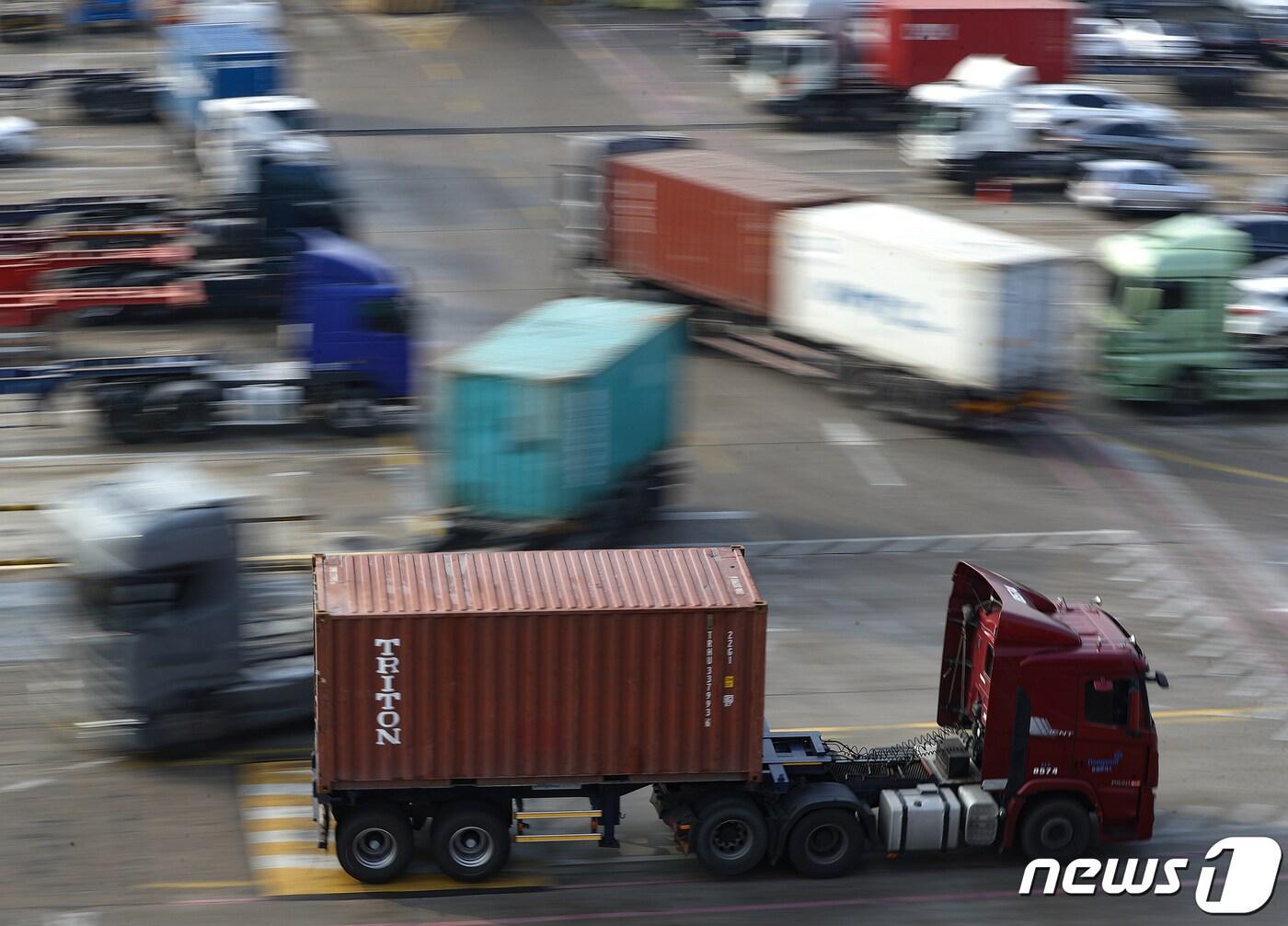 본문 이미지 - 민주노총 공공운수노조 화물연대가 파업 16일 만에 총파업을 철회하고 업무에 복귀하기로 했다. 파업에 대한 싸늘한 시선과 &#39;법과 원칙&#39;에 따른 대응을 고수한 정부 방침에 파업 명분을 찾기 어려웠기 때문이란 분석이다. 사진은 9일 오후 경기 의왕시 의왕ICD에서 화물차들이 업무에 복귀하는 모습. 2022.12.9./뉴스1 ⓒ News1 신웅수 기자