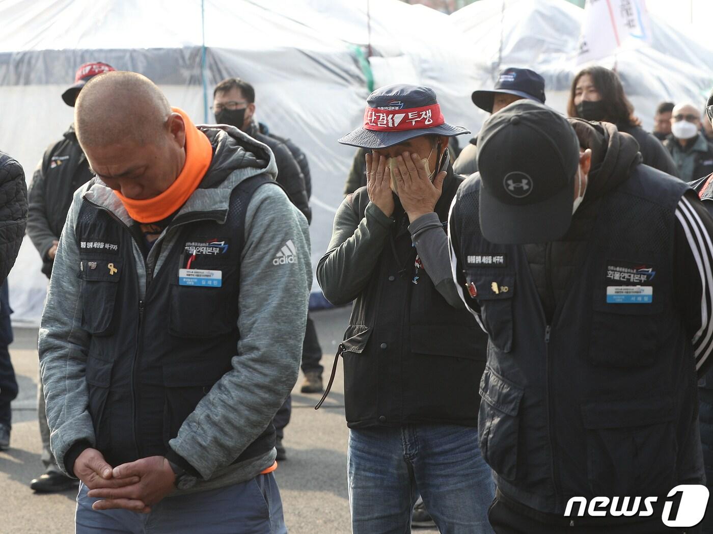 본문 이미지 - 화물연대 조합원들이 9일 경기 의왕시 화물연대 서울경기지역본부에서 총파업 철회를 발표한 뒤 눈물을 흘리고 있다.  2022.12.9/뉴스1 ⓒ News1 신웅수 기자
