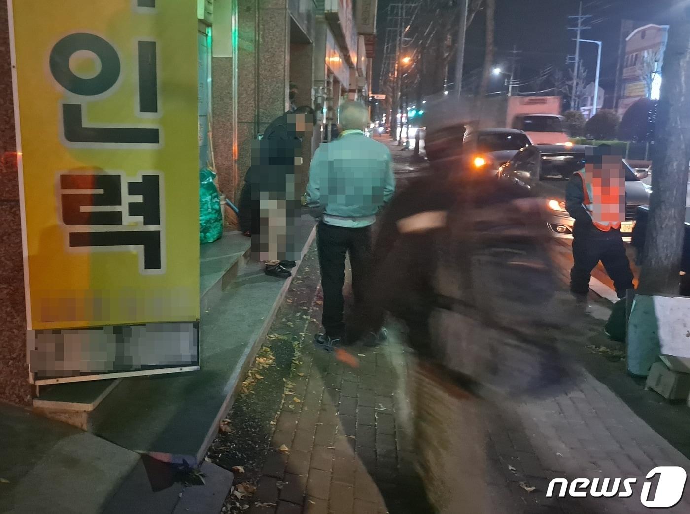 본문 이미지 - 9일 오전 6시쯤 추운날씨에도 불구하고 경남 김해의 한 인력사무소 앞에 50~60대 남성들이 일용직 일자리를 찾기 위해 대기하고 있다. 2022.12.9. 김명규 기자