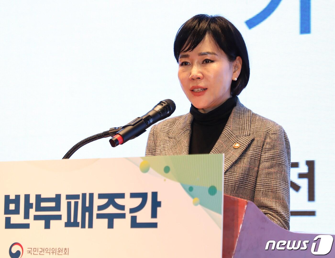 본문 이미지 - 전현희 국민권익위원장이 9일 서울 중구 포스트타워에서 열린 2022년 반부패주간·공익신고의 날 기념식에서 기념사를 하고 있다. &#40;국민권익위원회 제공&#41; 2022.12.9/뉴스1