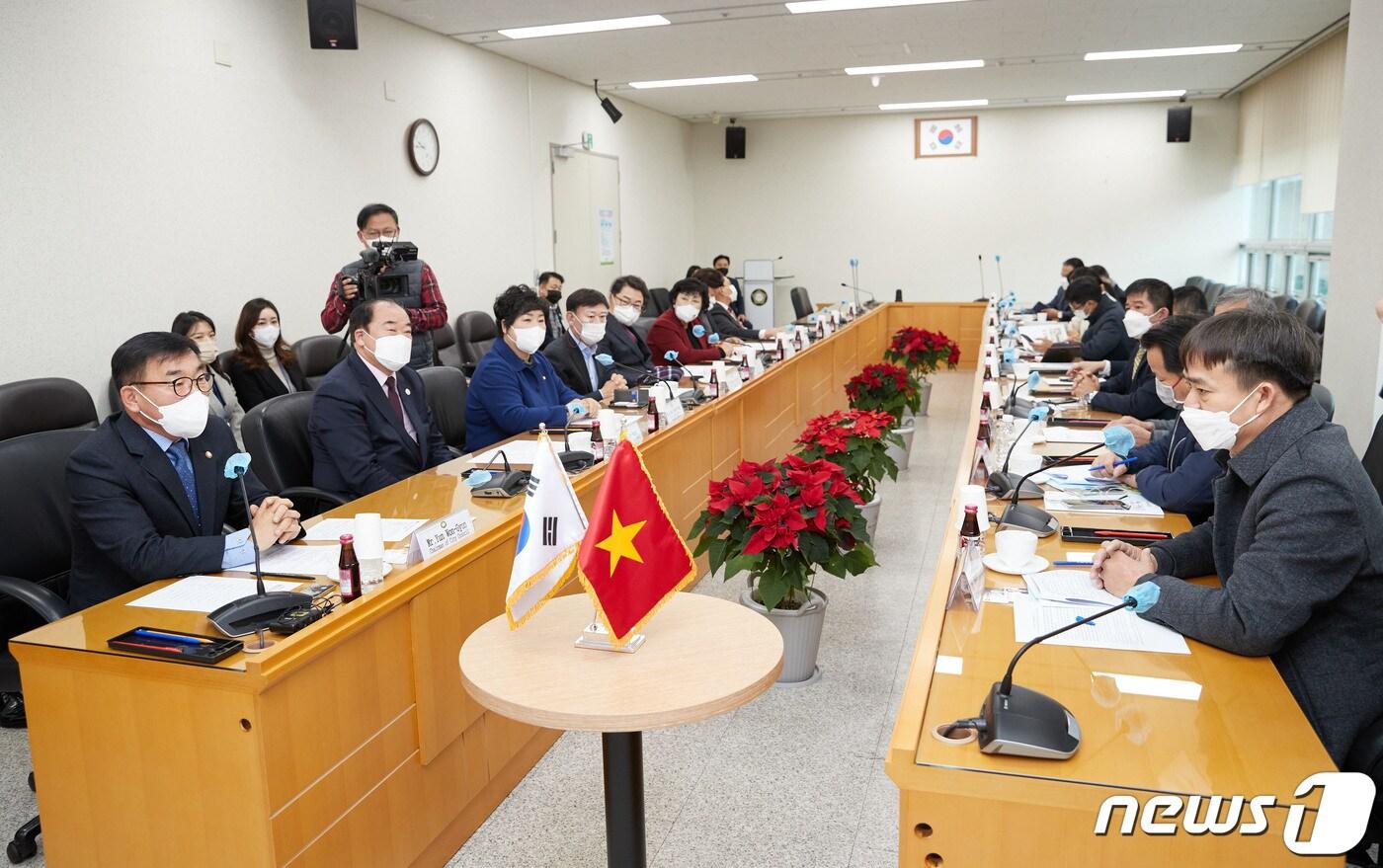 본문 이미지 - 용인특례시의회 의장단(왼쪽)이 베트남 꽝남성 땀끼시 대표단과 간담회를 하고 있는 모습.(용인시의회 제공)