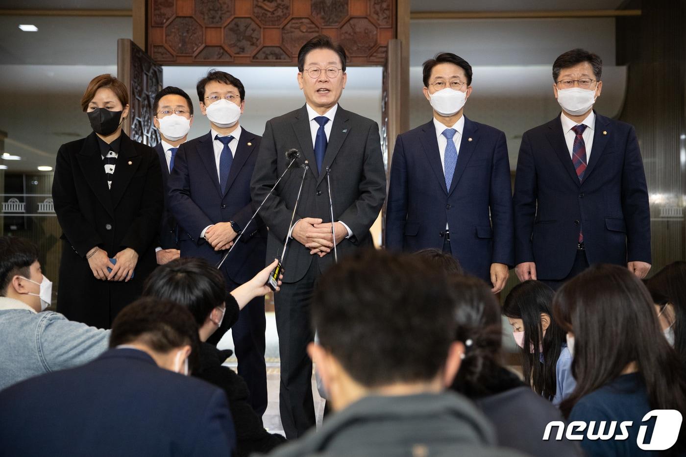 본문 이미지 - 이재명 더불어민주당 대표가 9일 오후 서울 여의도 국회에서 의원총회를 마친 후 취재진에게 정진상 대표실 정무조정실장 구속기소 관련 입장을 말하고 있다. 2022.12.9/뉴스1 ⓒ News1 이재명 기자