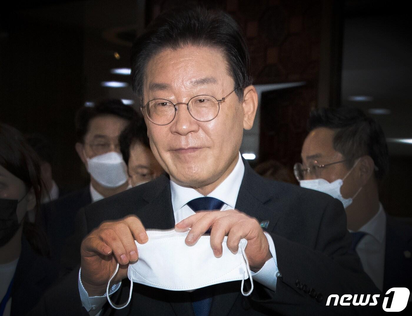 본문 이미지 - 이재명 더불어민주당 대표가 9일 오후 서울 여의도 국회에서 의원총회를 마친 후 취재진에게 정진상 정무조정실장 구속기소 관련 입장을 말한 후 대표실로 향하고 있다. 2022.12.9/뉴스1 ⓒ News1 이재명 기자