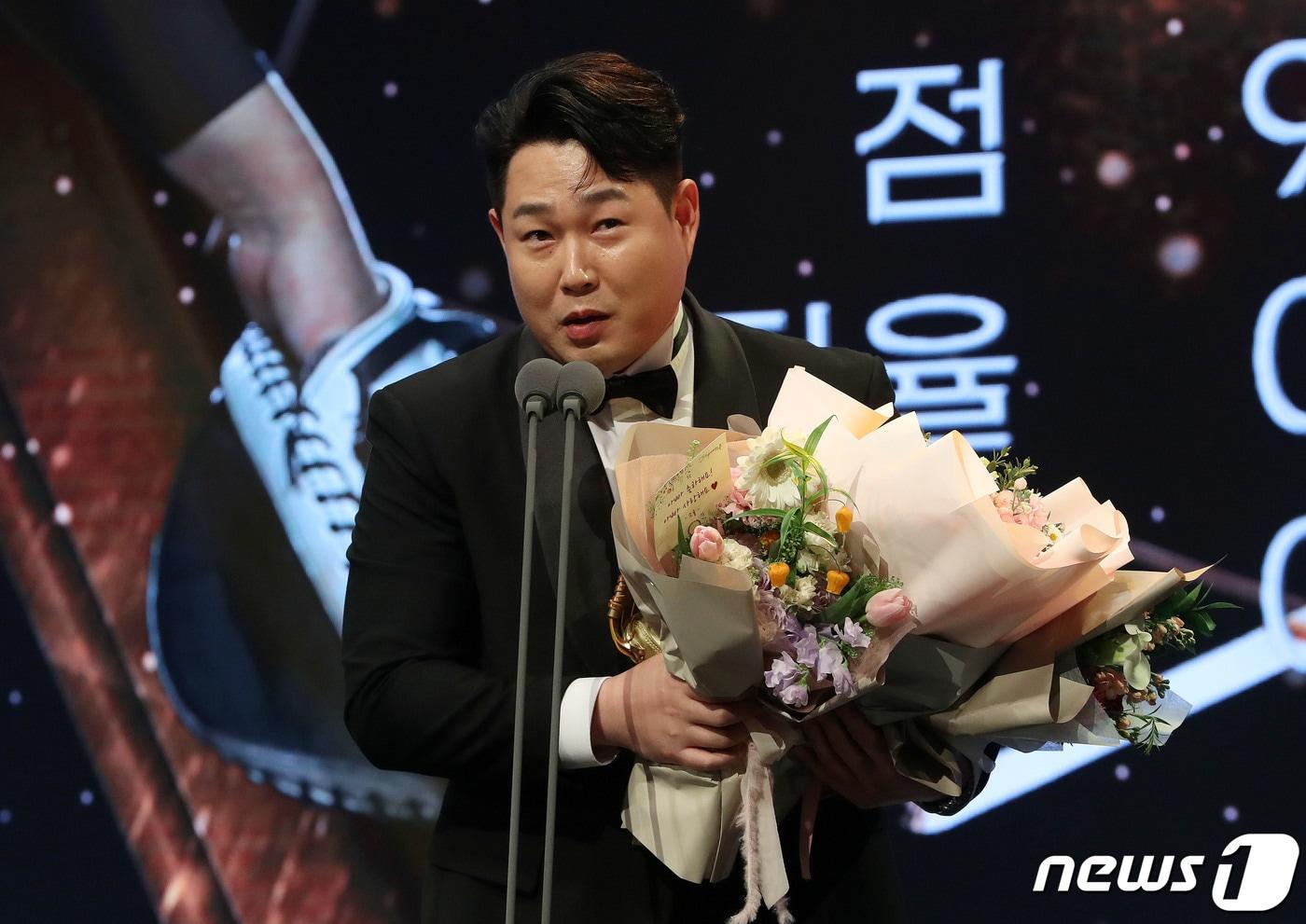 본문 이미지 - 지난해 골든글러브를 수상했던 양의지. / 뉴스1 DB ⓒ News1 박세연 기자