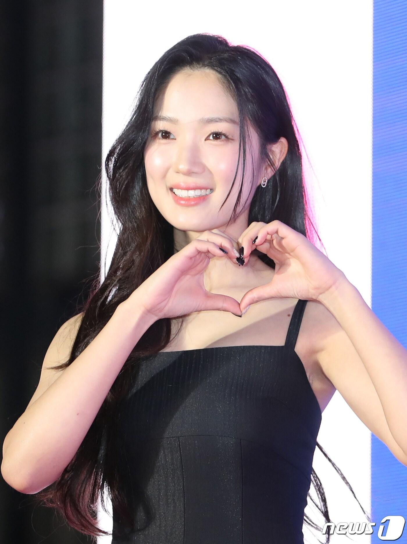 본문 이미지 - 배우 김혜윤이 9일 오후 서울 광진구 건국대학교 새천년홀에서 진행된 ‘제58회 대종상 영화제’에서 하트를 그리고 있다. 2022.12.9/뉴스1 ⓒ News1 권현진 기자