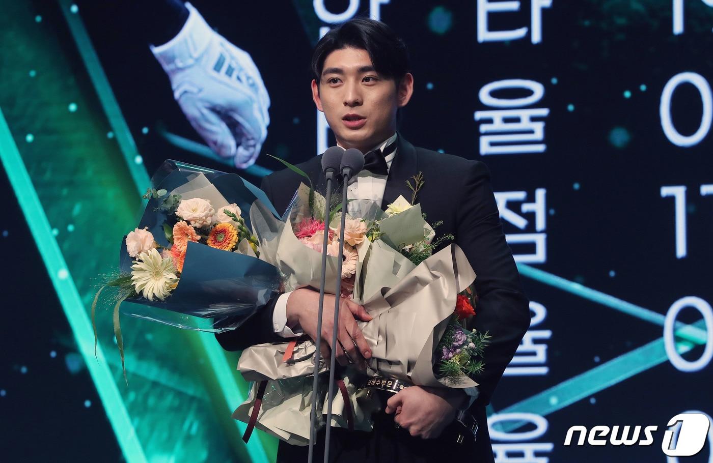 이정후(키움)이 9일 오후 서울 강남구 코엑스에서 열린 2022 신한은행 SOL KBO 골든글러브 시상식에서 외야수 부문 수상소감을 밝히고 있다. 2022.12.9/뉴스1 ⓒ News1 박세연 기자