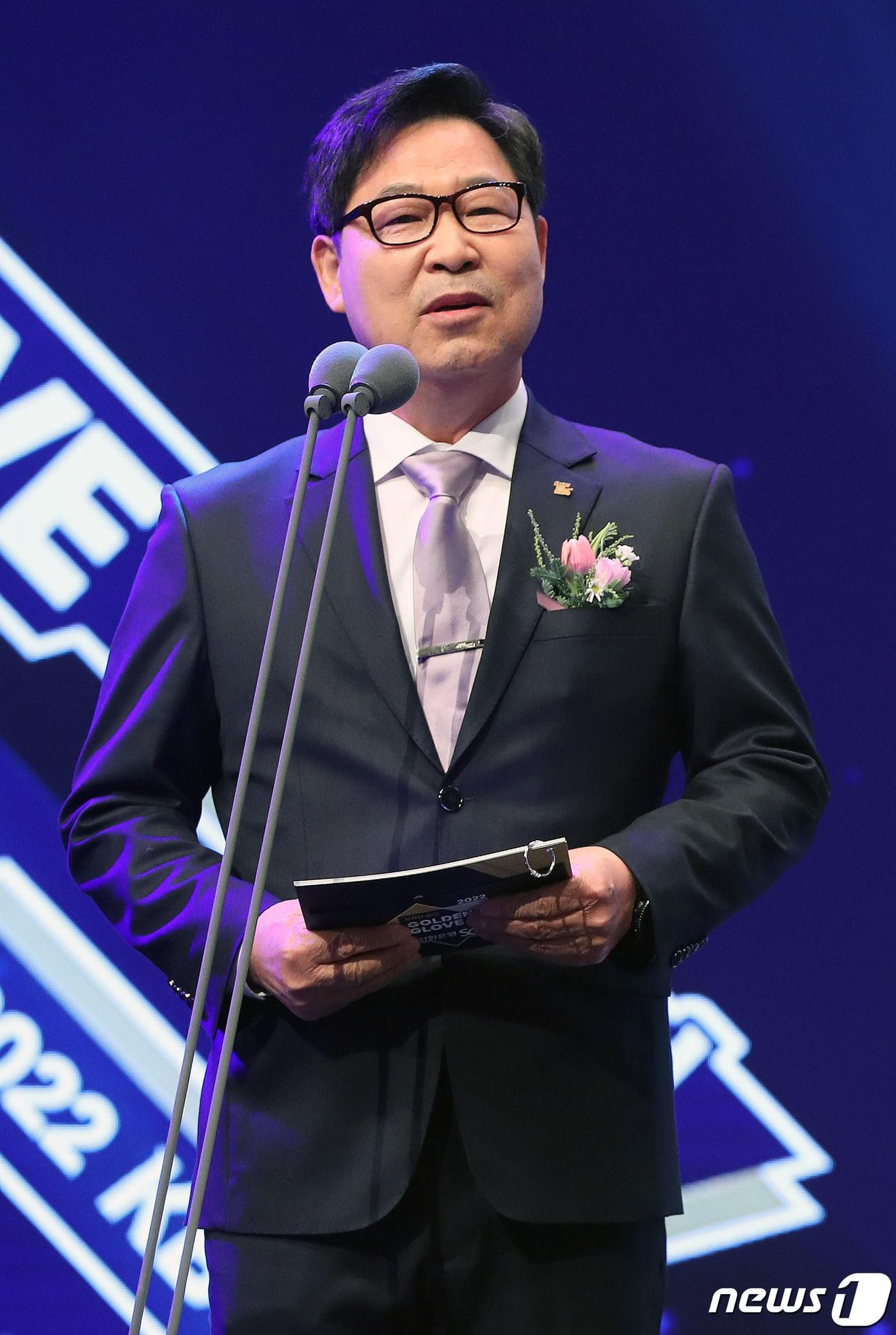 본문 이미지 - 이만수 전 SK감독이 9일 오후 서울 강남구 코엑스에서 열린 2022 신한은행 SOL KBO 골든글러브 시상식에서 시상을 하고 있다. 2022.12.9/뉴스1 ⓒ News1 박세연 기자