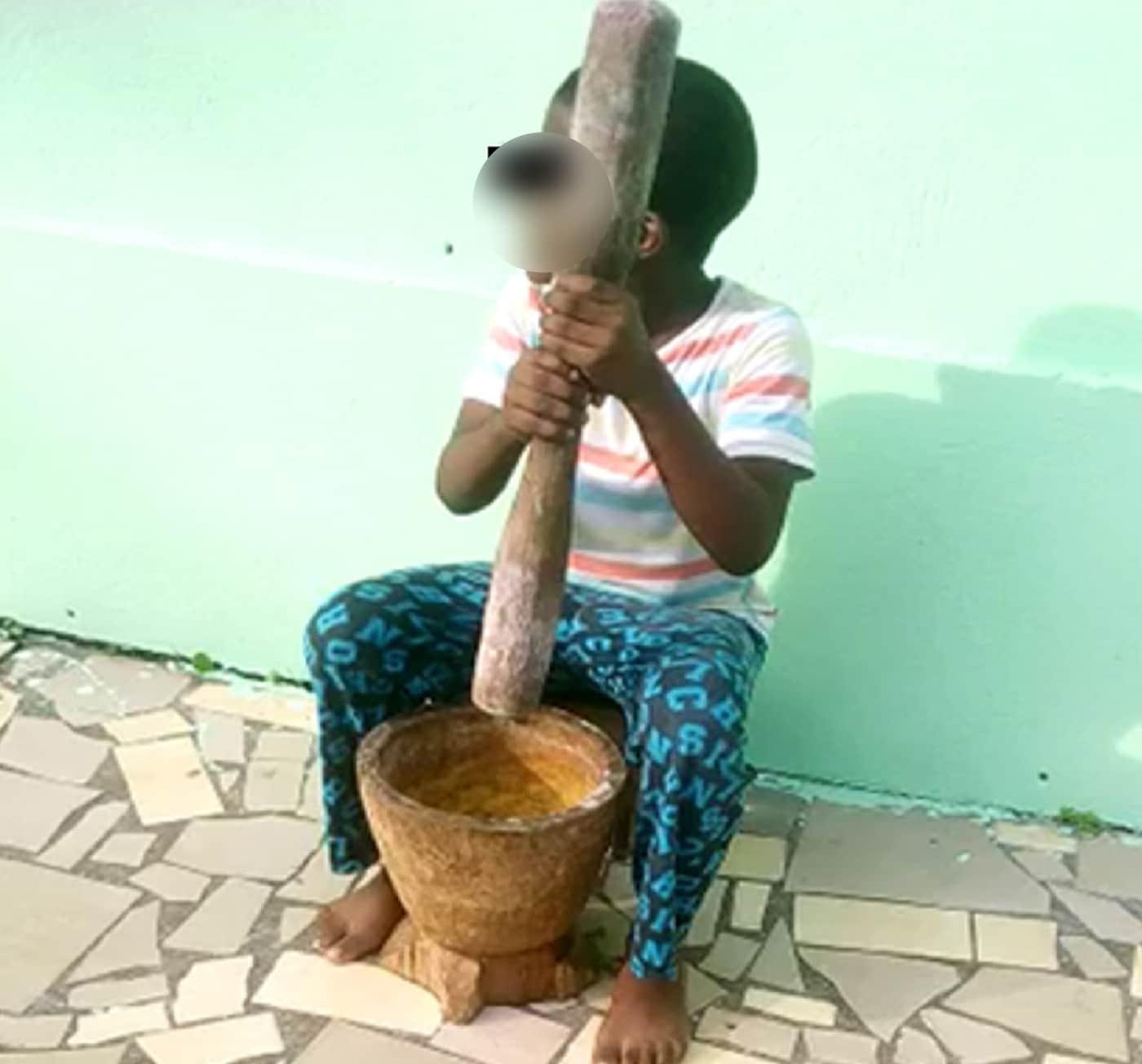 본문 이미지 - 아프리카 가봉 리브르빌 중앙 병원 의사들이 출판한 비뇨기과 사례 보고서에 게재된 것으로, 소년이 어떻게 다쳤는지 재연한 모습. 다만 이 사진 속 소년이 부상당한 소년인지 분명하지 않다고 매체는 전했다. (뉴욕포스트 갈무리) ⓒ 뉴스1