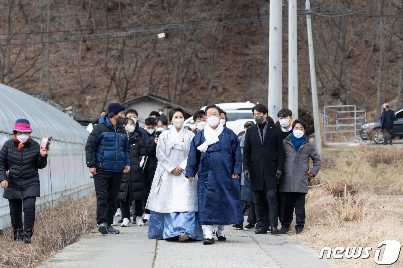 이재명 더불어민주당 대선 후보가 설 명절인 1일 오전 부인 김혜경 씨와 함께 경북 안동시 경주이씨 종친회를 방문하고 있다. (더불어민주당 선대위 제공) 2022.2.1/뉴스1 ⓒ News1 오대일 기자