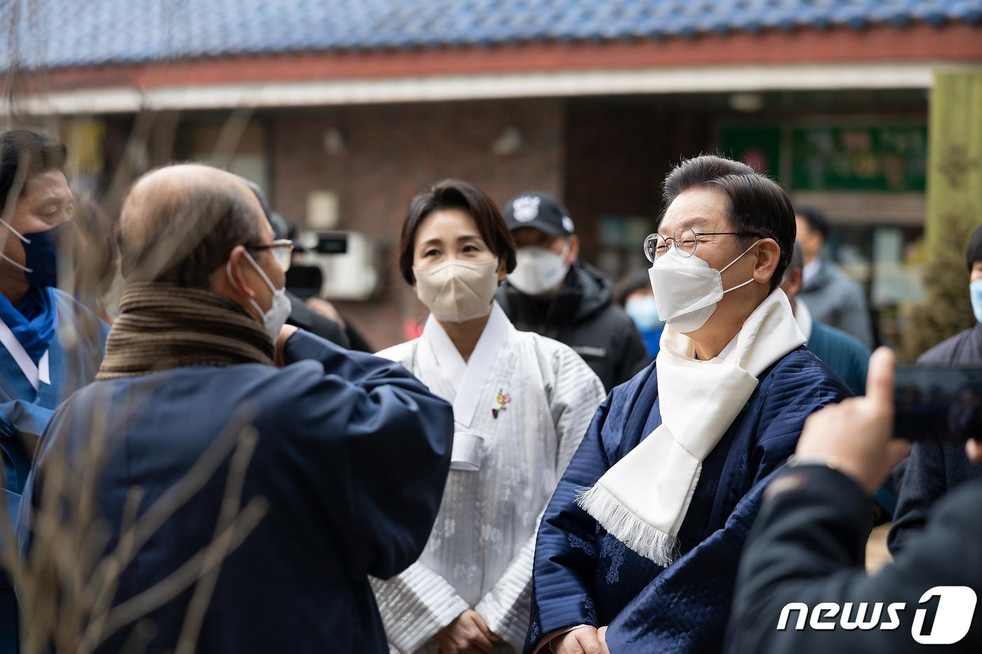 이재명 더불어민주당 대선 후보가 설 명절인 1일 오전 부인 김혜경 씨와 함께 경북 안동김씨 화수회를 방문해 시민들과 인사를 나누고 있다. (더불어민주당 선대위 제공) 2022.2.1/뉴스1 ⓒ News1 이동해 기자