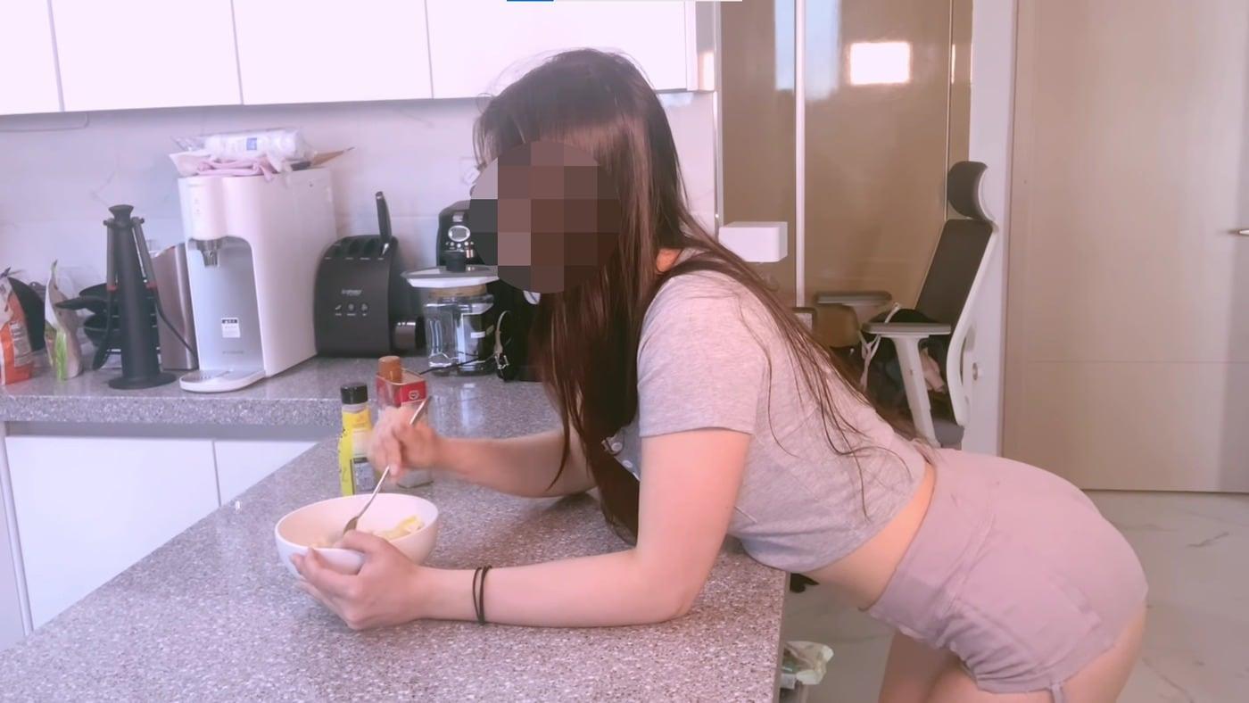 본문 이미지 - A씨가 올린 유튜브 영상 속 간장계란밥을 먹는 모습. (유튜브 갈무리) ⓒ 뉴스1