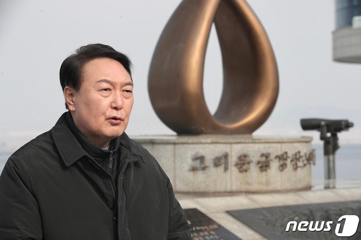 본문 이미지 - 윤석열 국민의힘 대선 후보가 1일 인천 강화군 양서면 강화평화전망대를 찾아 발언하고 있다. (국민의힘 선대본 제공) 2022.2.1/뉴스1 ⓒ News1 구윤성 기자