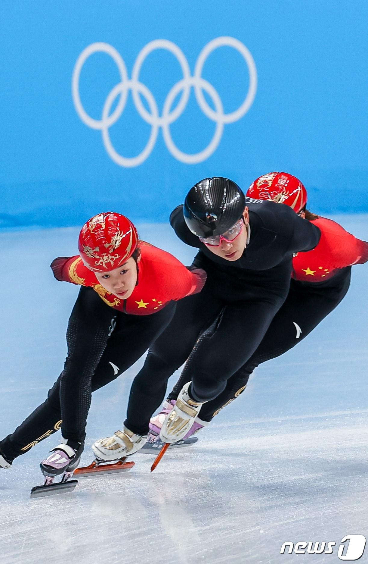 본문 이미지 - 중국 쇼트트랙 대표팀의 안현수 코치가 1일 오후 베이징 수도 실내 경기장(Capital indoor stadium)에서 선수들과 훈련을 하고 있다. 2022.2.1/뉴스1 ⓒ News1 안은나 기자