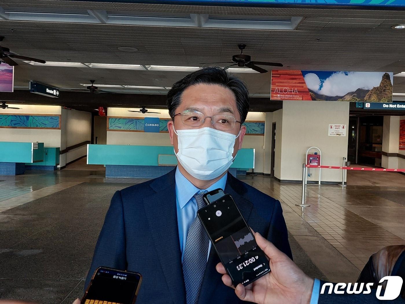 본문 이미지 - 노규덕 한반도평화교섭본부장이 9일(현지시간) 미국 하와이 호놀룰루 국제공항에서 특파원들과 만나 발언을 하고 있다. ⓒ 뉴스1