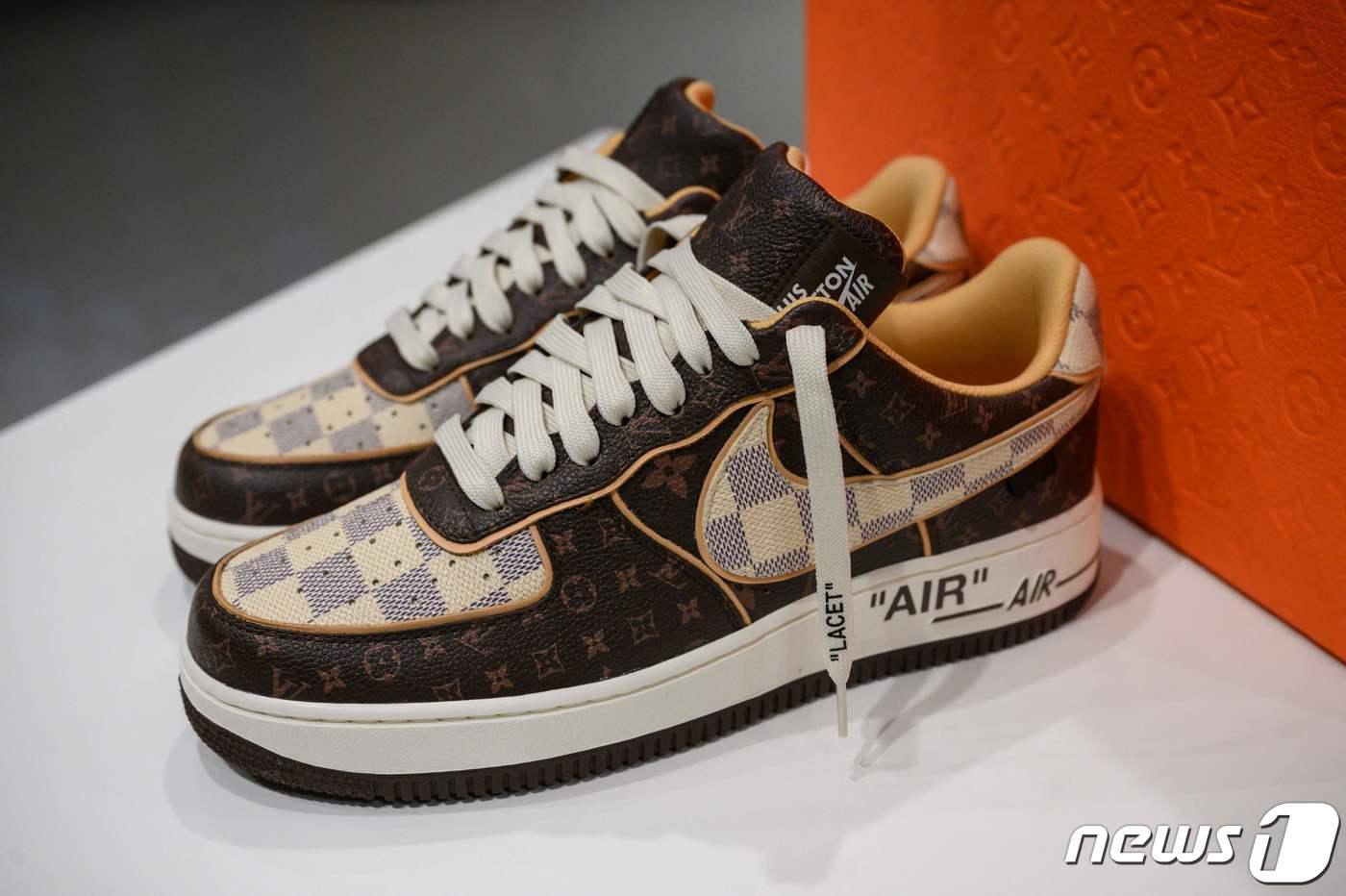 프랑스 패션 브랜드 루이비통과 미국 나이키가 협업해 제작한 '에어포스 1' 운동화. 2022.01.19/news1 ⓒ AFP=뉴스1 ⓒ News1 김민수 기자