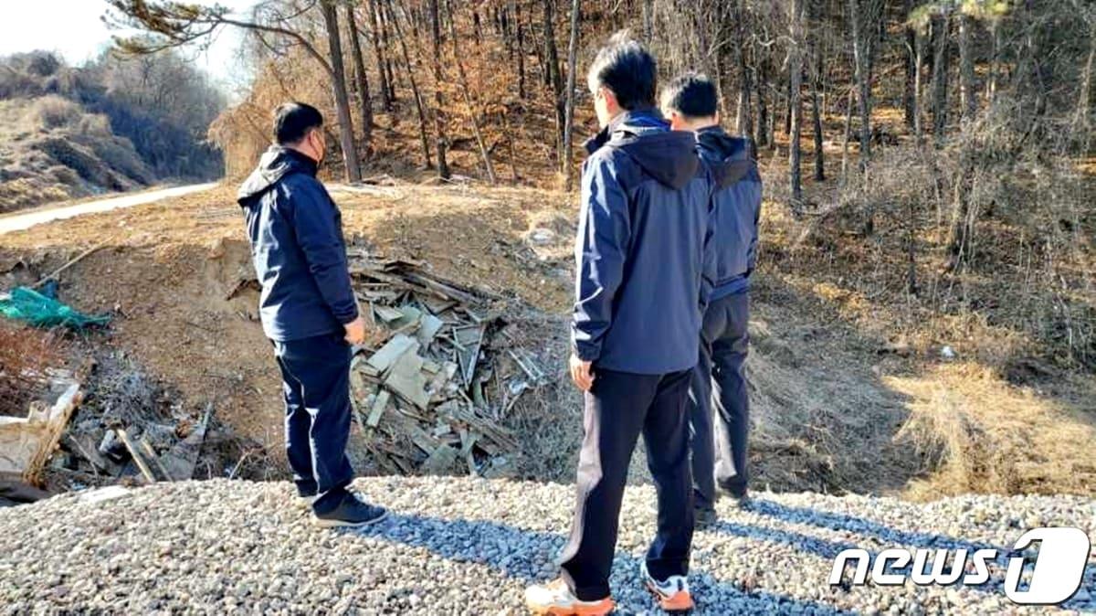 본문 이미지 - 10일 충북 충주시가 올해 농촌지역 폐기물 투기 예방에 집중해 폐기물 불법투기 감시단을 운영한다고 밝혔다. 사진은 감시단 활동 모습.(충주시 제공)2022.2.10/ⓒ 뉴스1