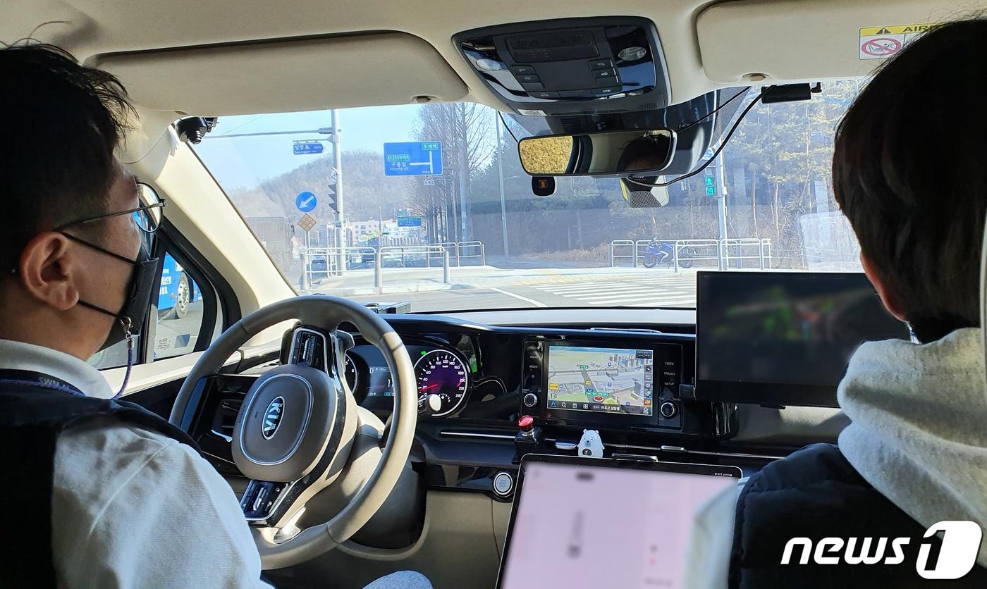 서울시 마포구 상암동 자율주행자동차 시범운행지구 일원에서 자율주행차 운송 정식 서비스가 시작돼 차량에 탑승한 관계자가 자율주행 상황을 관리하고 있다. &#40;자료사진&#41; /뉴스1 ⓒ News1 장수영 기자