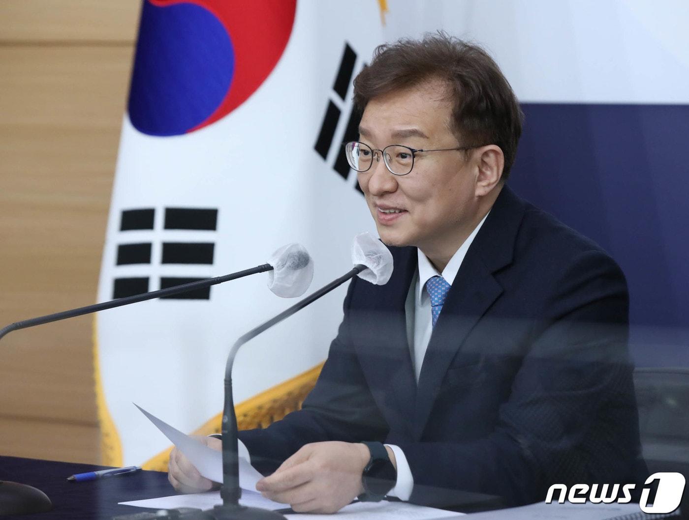본문 이미지 - 권칠승 중소벤처기업부 장관이 10일 오전 서울 종로구 정부서울청사 별관 브리핑실에서 취임 1주년 기자간담회를 갖고 있다. 권 장관은 이날 기자간담회에서 중소, 벤처기업, 소상공인과 함께 현장주심 정책을 통해 취임 초기 약속을 이행하고 위기를 극복하는 성과를 창출했다고 밝혔다. 2022.2.10/뉴스1 ⓒ News1 성동훈 기자