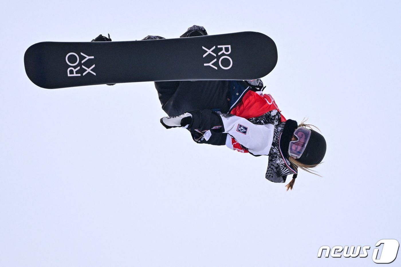 재미교포 클로이 킴이 10일 베이징 동계올림픽 스노보드 여자 하프파이프에서 경기를 펼치고 있다. ⓒ AFP=뉴스1