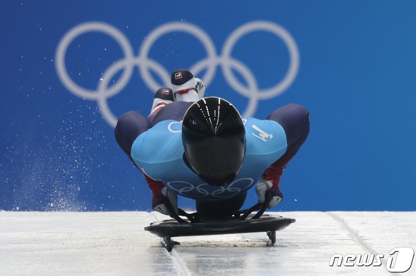 본문 이미지 - 윤성빈이 10일 중국 옌칭 국립 슬라이딩 센터에서 열린 스켈레톤 남자 2차 시기에서 힘차게 출발하고 있다. 2022.2.10/뉴스1 ⓒ News1 안은나 기자