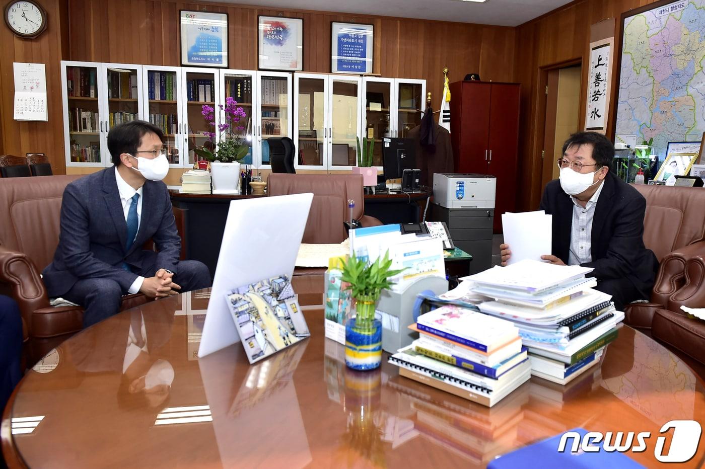 본문 이미지 - 10일 이상천 제천시장(사진 오른쪽)이 쿠팡 박대준 대표이사와 쿠팡 제천첨단물류센터건립에 대해 논의하고 있다.(제천시 제공)ⓒ 뉴스1