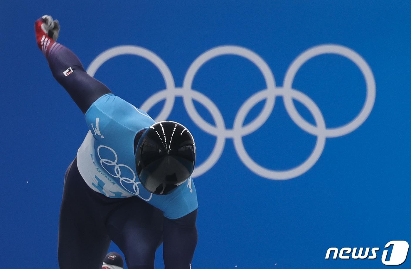 본문 이미지 - 윤성빈이 10일 중국 옌칭 국립 슬라이딩 센터에서 2022 베이징 동계올림픽 스켈레톤 남자 2차 시기 주행을 하고 있다. 윤성빈은 1·2차 시기 합계 2분02초43을 기록해 12위를 차지했다. 2022.2.10/뉴스1 ⓒ News1 안은나 기자