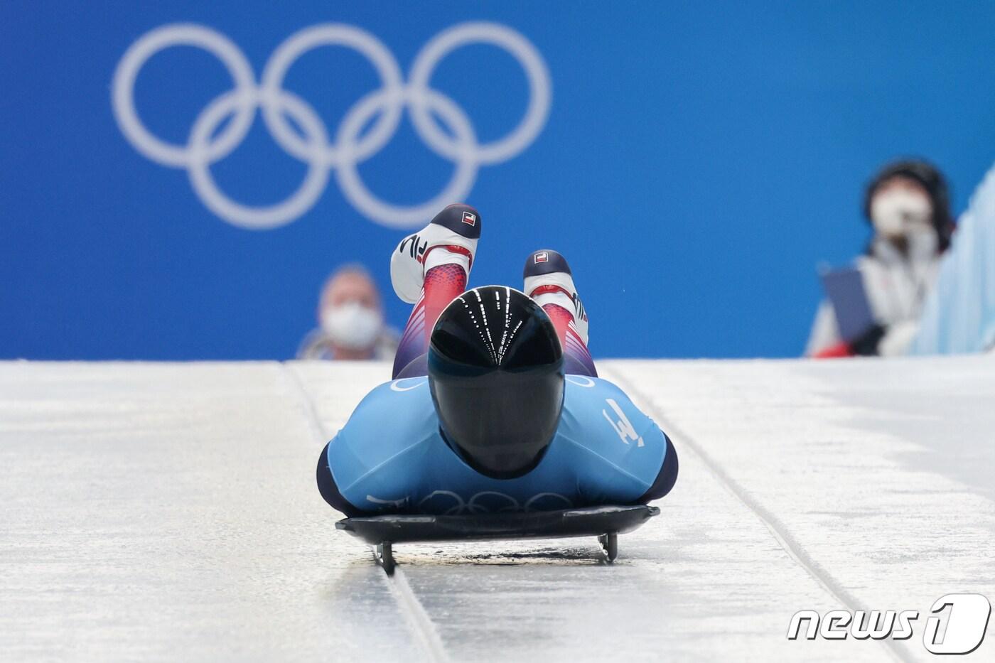 윤성빈이 10일 중국 옌칭 국립 슬라이딩 센터에서 2022 베이징 동계올림픽 스켈레톤 남자 2차 시기 주행을 하고 있다. 2022.2.10/뉴스1 ⓒ News1 안은나 기자