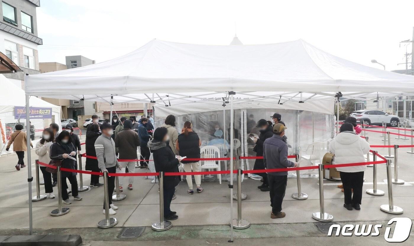 본문 이미지 - 2022년 2월 제주 서귀포보건소 선별진료소에서 시민들이 신속항원검사를 하기 위해 대기하고 있다. 2022.2.10/뉴스1 ⓒ News1 오현지 기자