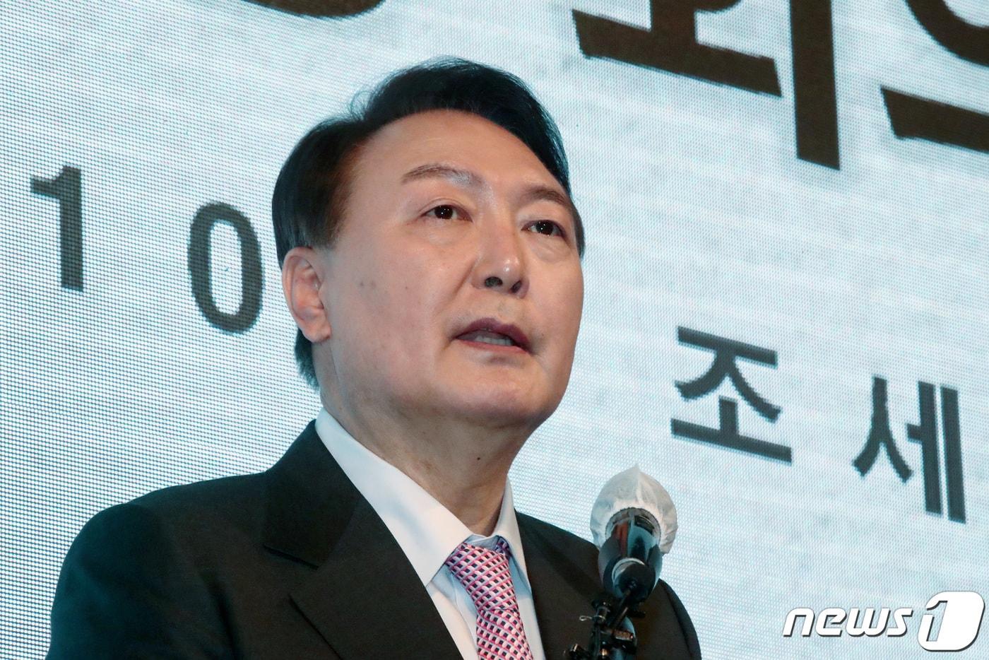 윤석열 국민의힘 대선 후보가 10일 오후 서울 서초구 엘타워에서 열린 세무사 드림봉사단 발대식에 참석해 축사하고 있다. 2022.2.10/뉴스1 ⓒ News1 국회사진취재단