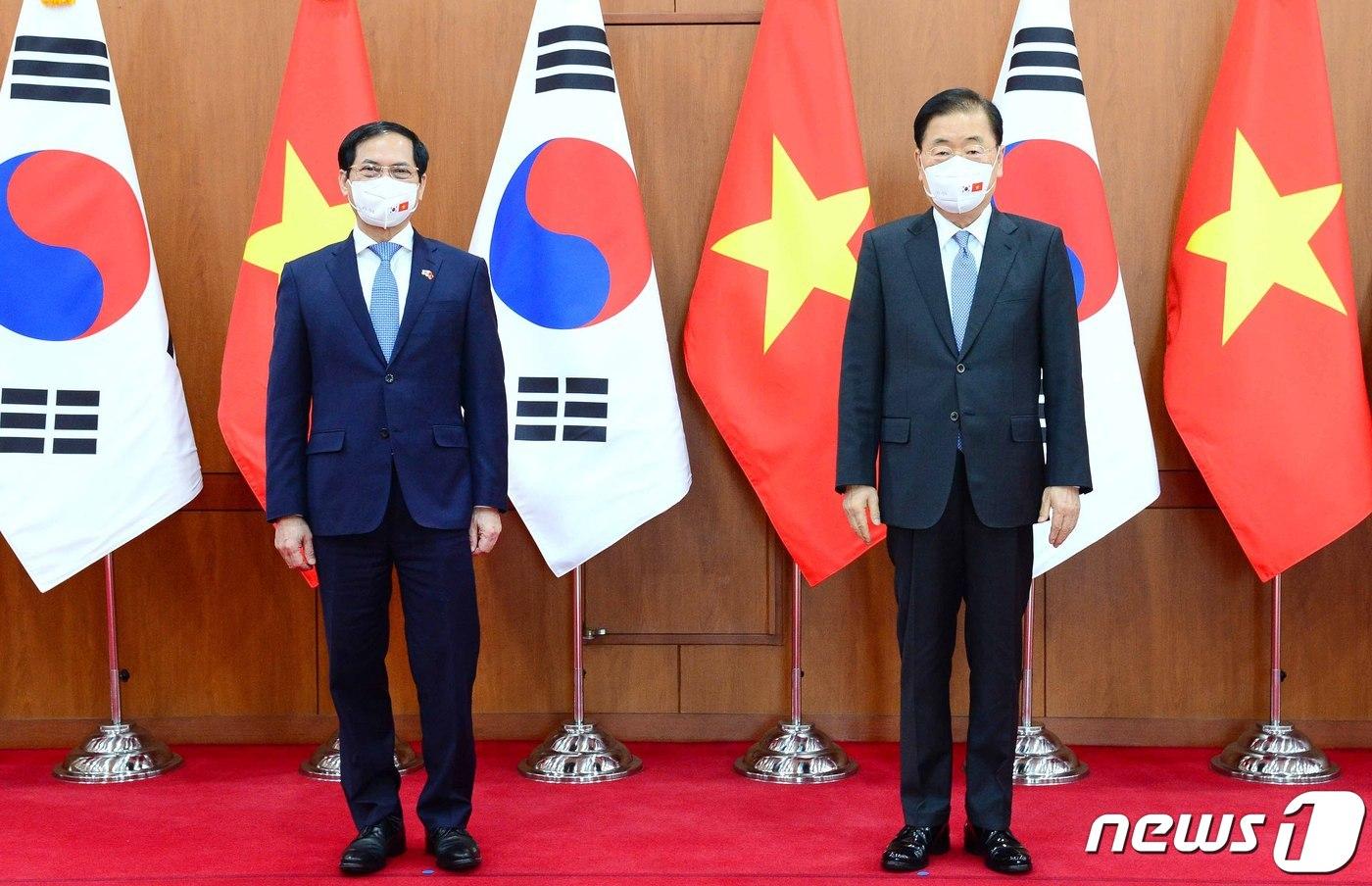 본문 이미지 - 정의용 외교부 장관(오른쪽)과 부이 타잉 썬 베트남 외교장관.(외교부 제공)ⓒ 뉴스1