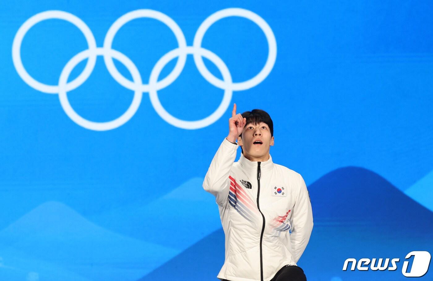 본문 이미지 - 황대헌이 10일 중국 베이징 메달플라자에서 열린 2022 베이징 동계올림픽 쇼트트랙 남자 1500m 메달수여식에서 금메달을 받기 위해 단상에 올라가며 세리머니를 하고 있다. 2022.2.10/뉴스1 ⓒ News1 안은나 기자