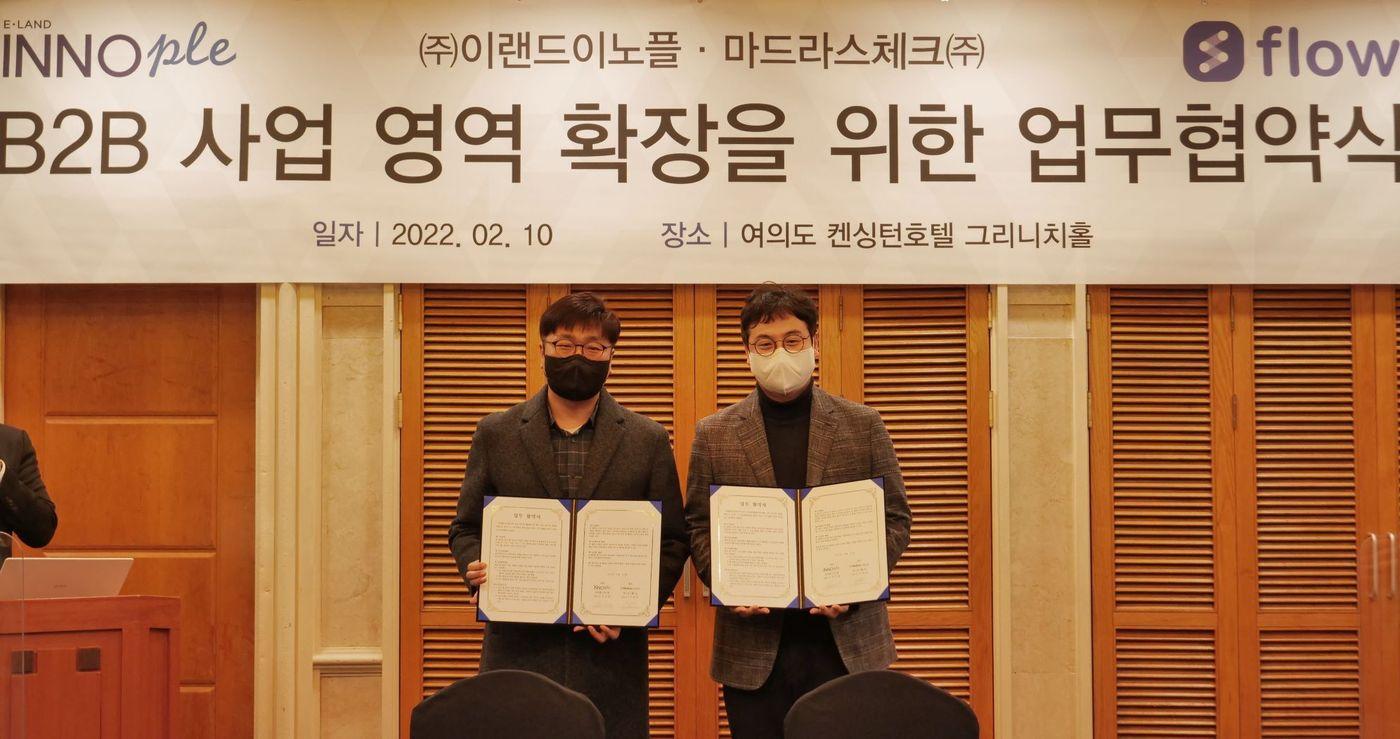 10일 오전 서울 여의도 켄싱턴호텔에서 열린 이랜드이노플-마드라스체크 업무협약식에서 김지원 이랜드이노플 대표(왼쪽), 이학준 마드라스체크 대표가 기념사진을 촬영하고 있다. (이랜드그룹 제공) ⓒ 뉴스1