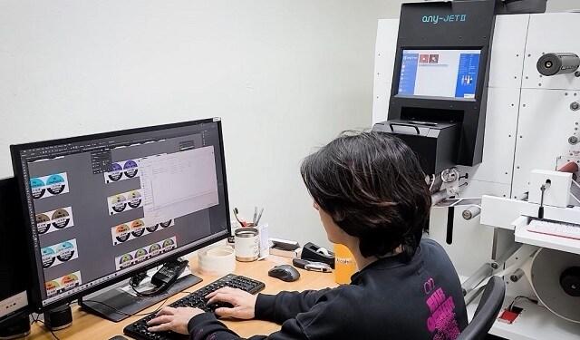 본문 이미지 - Express label 에서 any-JETII를 사용하여 라벨상품을 출력하는 모습ⓒ 뉴스1