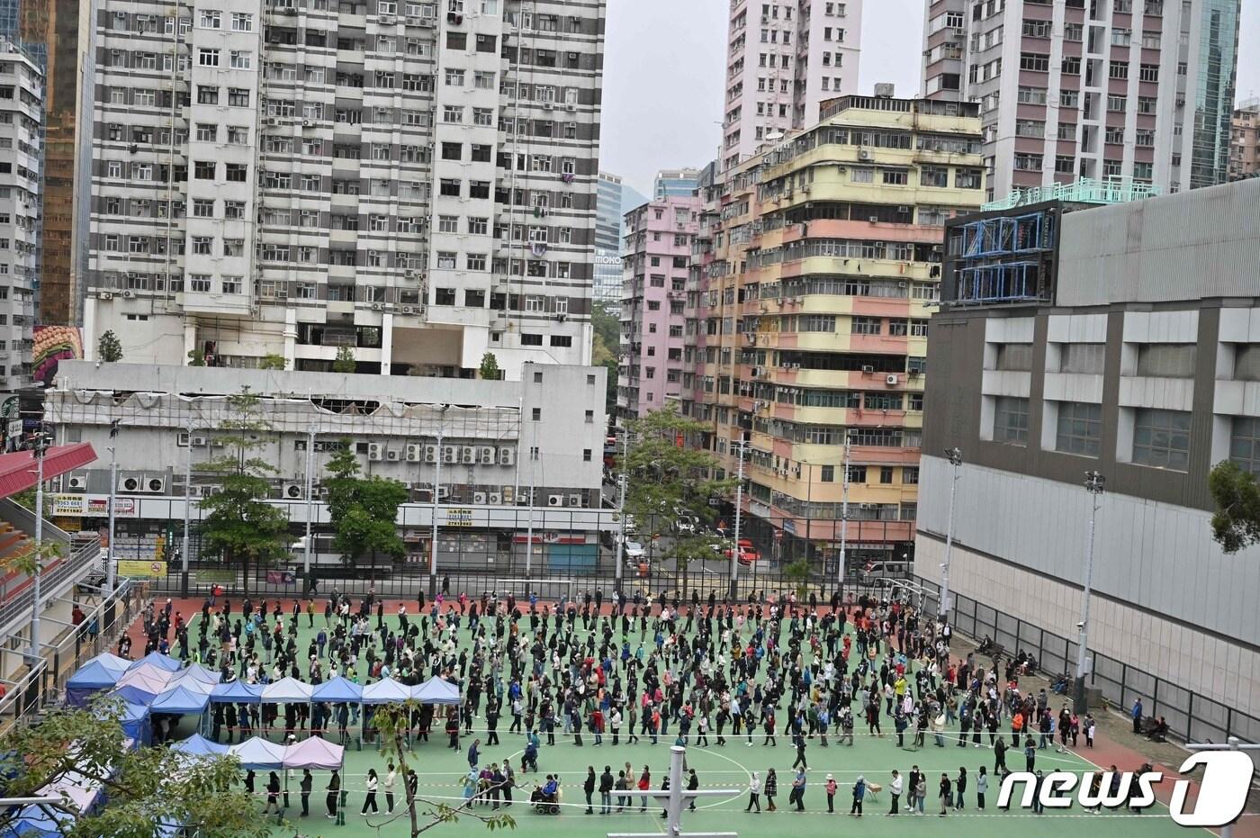 10일(현지시간) 홍콩 몽콕에 마련된 코로나19 검사소에 주민들이 길게 줄을 서 있다. ⓒ AFP=뉴스1 ⓒ News1 우동명 기자