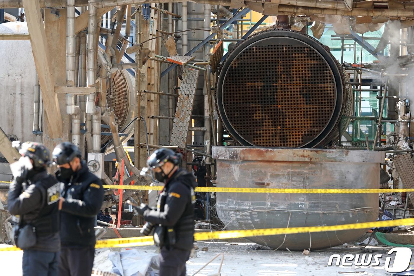 지난해 2월 전남 여수시 화치동 여수산단 내 YNCC(여천NCC) 3공장 폭발 사고 현장에서 수사당국이 합동 현장감식을 준비하고 있다. 뉴스1 DB