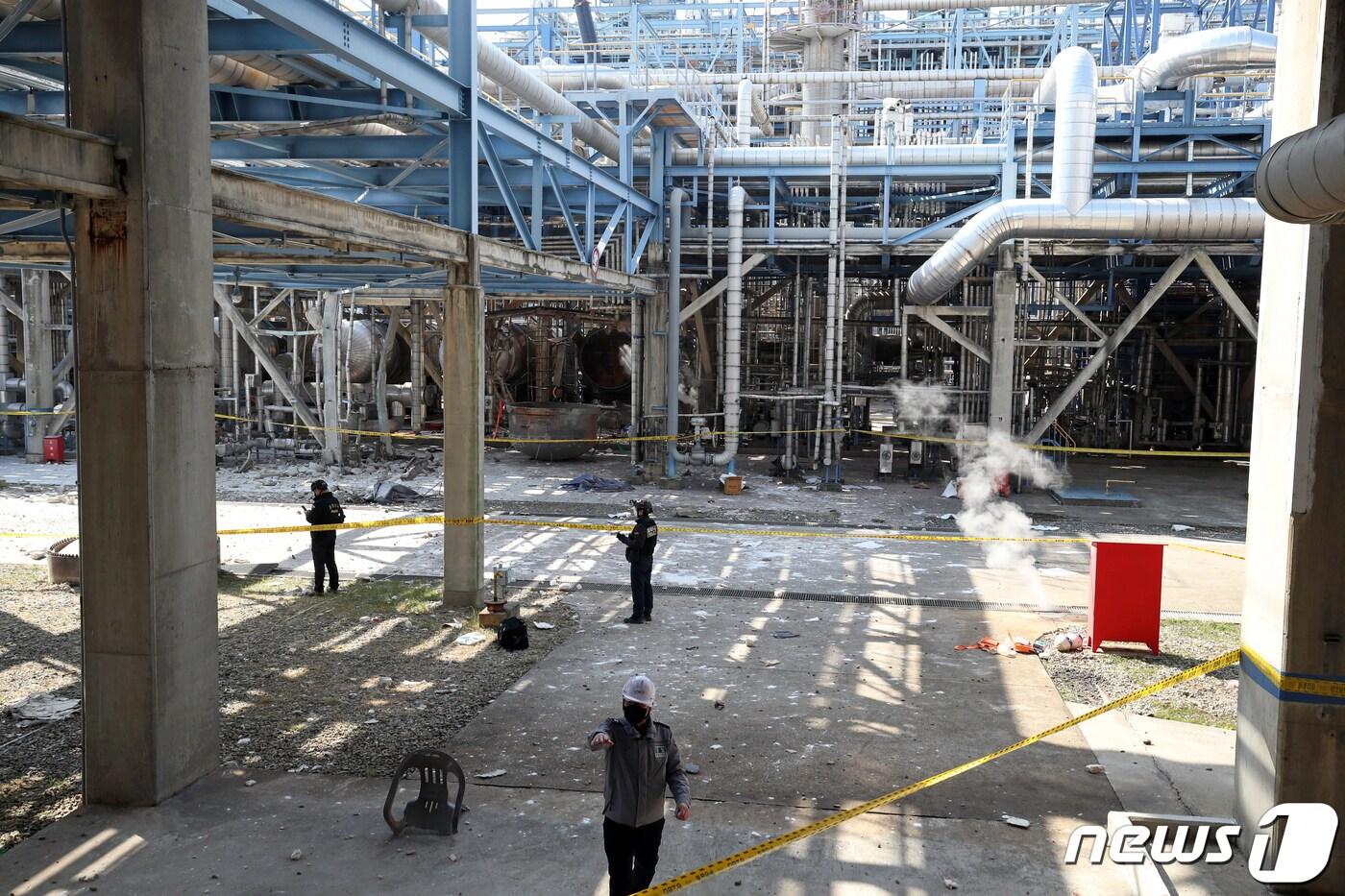 11일 오후 전남 여수시 화치동 여수산단 내 YNCC(여천NCC) 3공장 폭발 사고 현장에서 수사당국이 합동 현장감식을 준비하고 있다. 이날 오전 9시26분쯤 이 곳에서 폭발 사고가 발생해 작업 중이던 근로자 4명이 숨지고 4명이 중·경상을 입은 것으로 파악됐다. 2022.2.11/뉴스1 ⓒ News1 황희규 기자