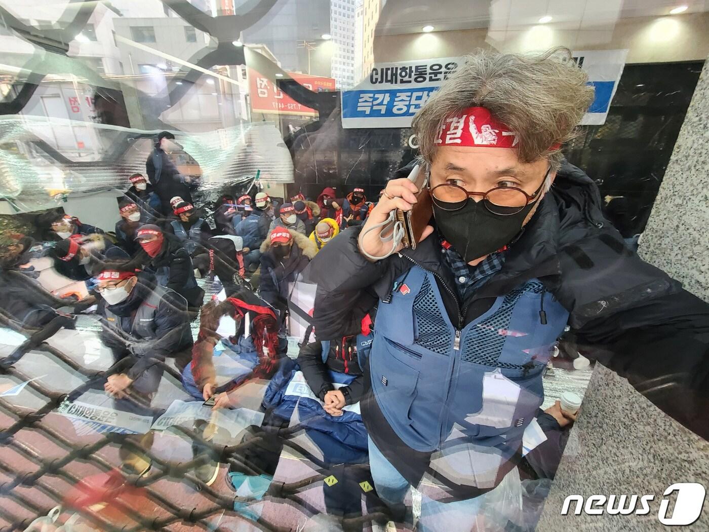 본문 이미지 - 11일 서울 중구 CJ대한통운 본사에서 민주노총 전국택배노동조합(택배노조)이 점거 농성을 이어가고 있다. 택배노조는 파업 45일째인 지난 10일 CJ대한통운 본사를 기습 점거해 농성에 돌입했다. 2022.2.11/뉴스1 ⓒ News1 이성철 기자