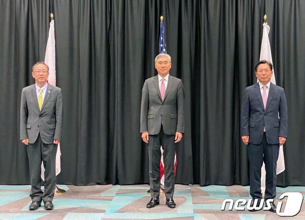 본문 이미지 - 노규덕 외교부 한반도평화교섭본부장(오른쪽)이 10일(현지시간·한국시간 11일) 미국 하와이 호놀룰루 소재 아시아·태평양 안보연구소에서 성 김 미국 국무부 대북특별대표, 후나코시 다케히로일본 외무성 아시아·대양주국장과 한미일 북핵수석대표 협의를 위해 만나 포즈를 취하고 있다. (외교부 제공) 2022.2.11/뉴스1