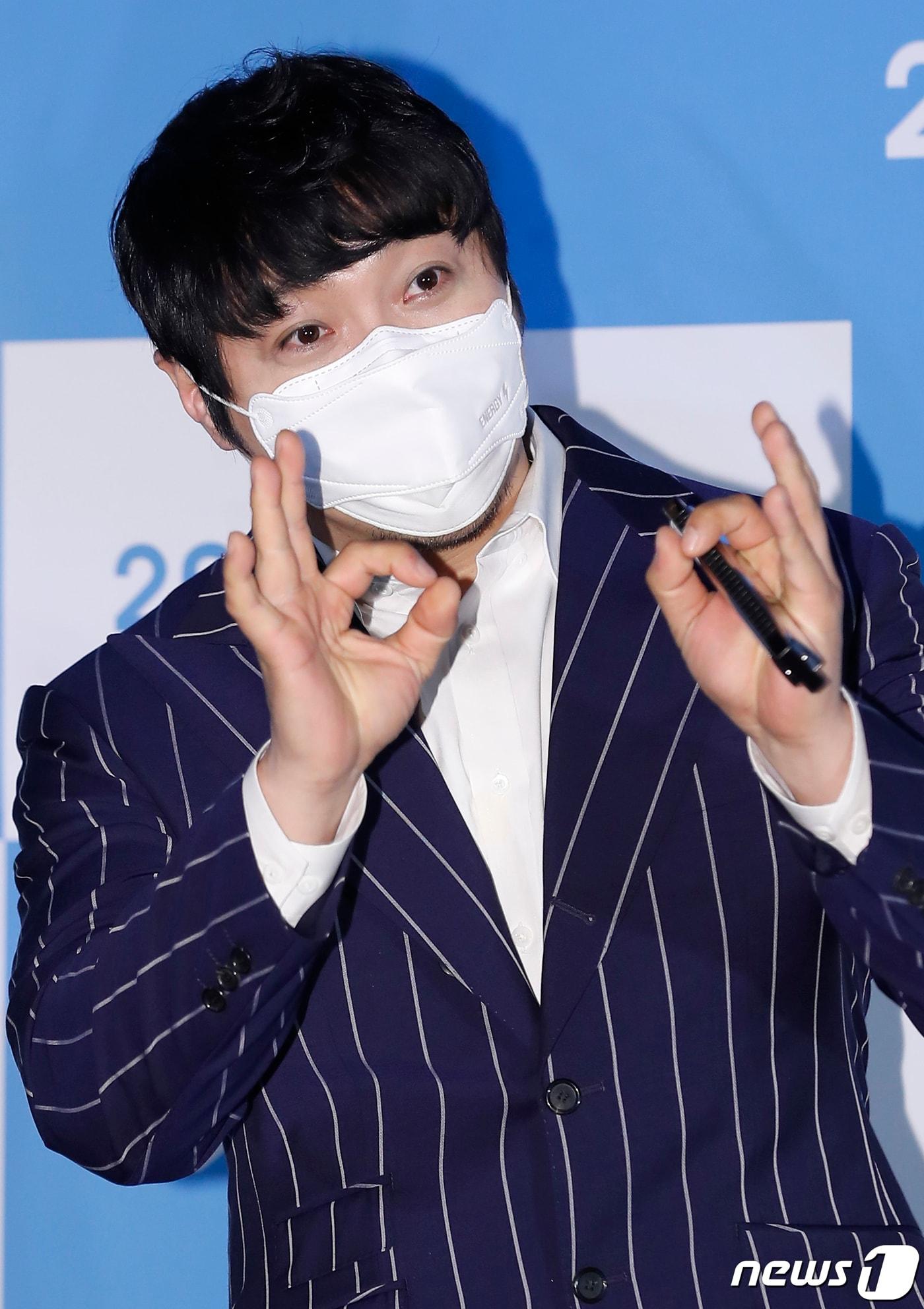 본문 이미지 - 가수 KCM이 11일 오후 서울 용산cgv에서 열린 영화 ‘리프레쉬’ 언론시사회 및 기자간담회에 참석해 포즈를 취하고 있다. ‘리프레쉬'는 한물 간 가수 K가 국립 마음 치유센터 환자들의 음악 치료 수업을 맡게 되고 그들과 함께 뮤직콘테스트를 준비하면서 치유를 주고받는 과정을 담은 음악 드라마다. 2022.2.11/뉴스1 ⓒ News1 권현진 기자