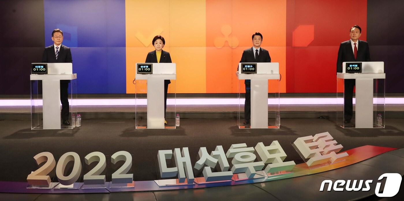 본문 이미지 - 더불어민주당 이재명(왼쪽부터), 정의당 심상정, 국민의당 안철수, 국민의힘 윤석열 대선 후보가 11일 오후 서울 중구 매경미디어센터에서 열린 한국기자협회 주최‧방송 6개사 공동 주관 2022 대선후보 초청 토론회 시작에 앞서 리허설을 하고 있다. 2022.2.11/뉴스1 ⓒ News1 국회사진취재단