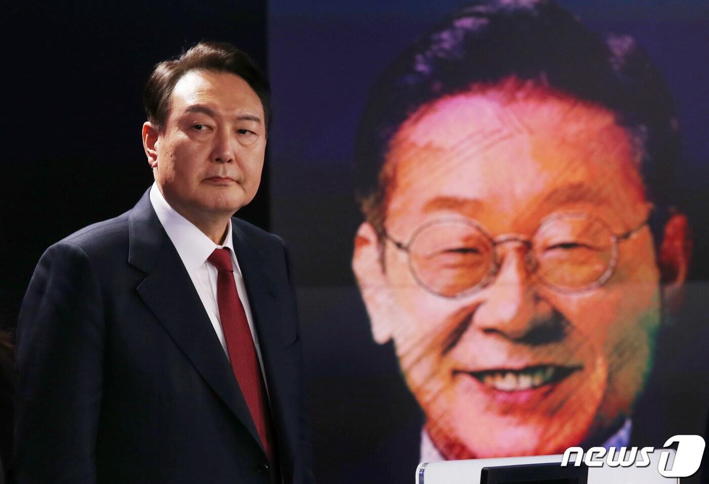 윤석열 국민의힘 대선 후보가 11일 오후 서울 중구 매경미디어센터에서 열린 한국기자협회 주최·방송 6개사 공동 주관 '2022 대선후보 초청 토론'에서 방송 준비를 하고 있다. 2022.2.11/뉴스1 ⓒ News1 국회사진취재단