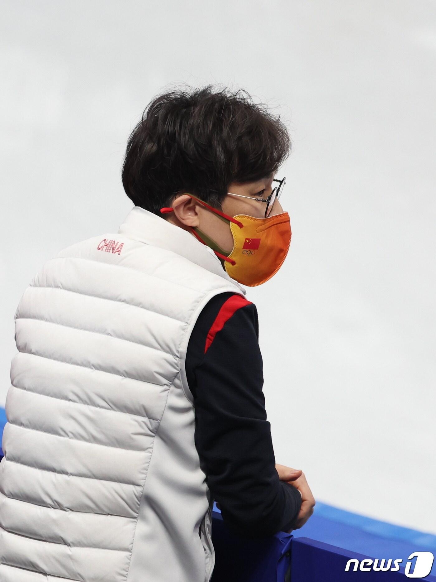 본문 이미지 - 11일 오후 중국 베이징 수도실내체육관에서 열린 2022 베이징 동계올림픽 쇼트트랙 남자 5000m 계주 준결승 경기에서 중국 선수가 넘어지자 김선태 감독이 비디오 판독을 기다리고 있다. 2022.2.11/뉴스1 ⓒ News1 박지혜 기자