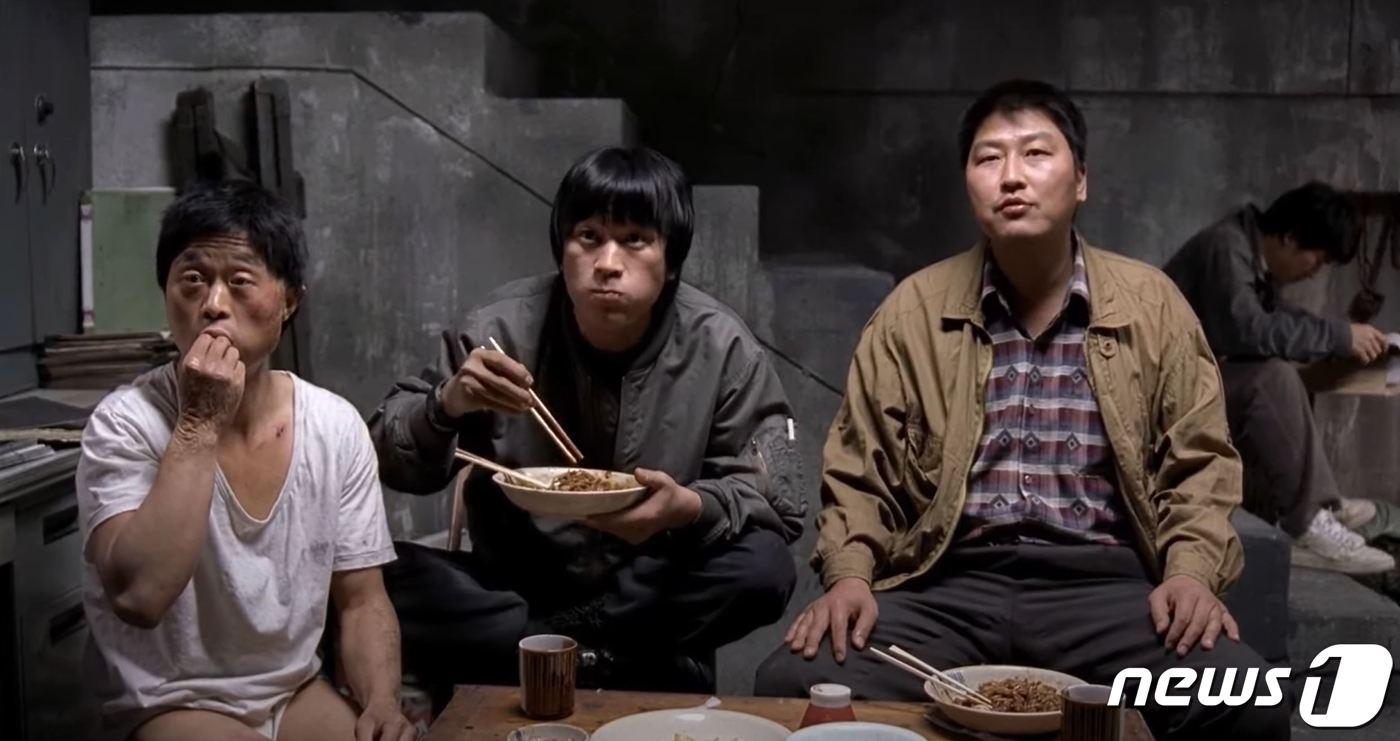 영화 '살인의 추억'의 한 장면. 왼쪽부터 용의자 백광호(박노식 분), 형사 조용구(김뢰하 분)와 박두만(송강호 분). ⓒ 뉴스1