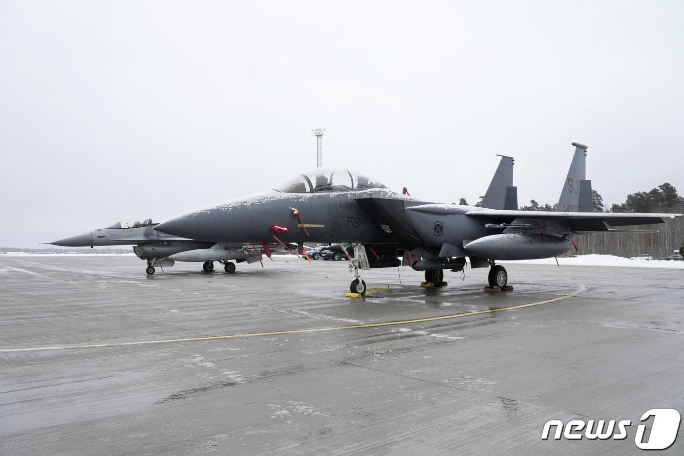 본문 이미지 - 2022년 2월 1일 에스토니아 아마리 군 비행장에서 공군 전투기 F-16과 F-15가 보이고 있다. ⓒ 로이터=뉴스1 ⓒ News1 김지현 기자